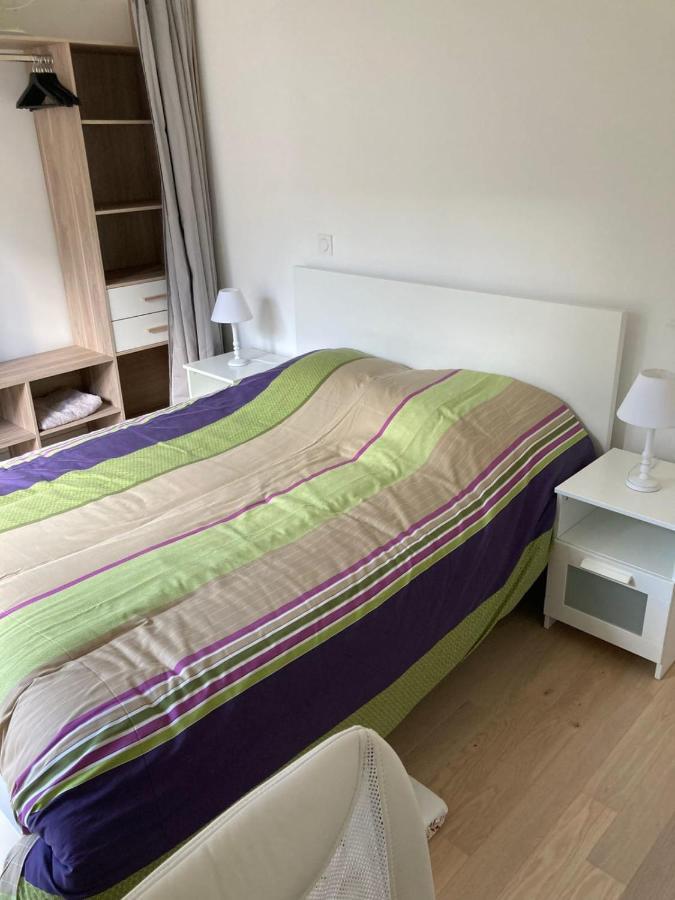 And Quiet 40m In With Parking Apartment Courbevoie
